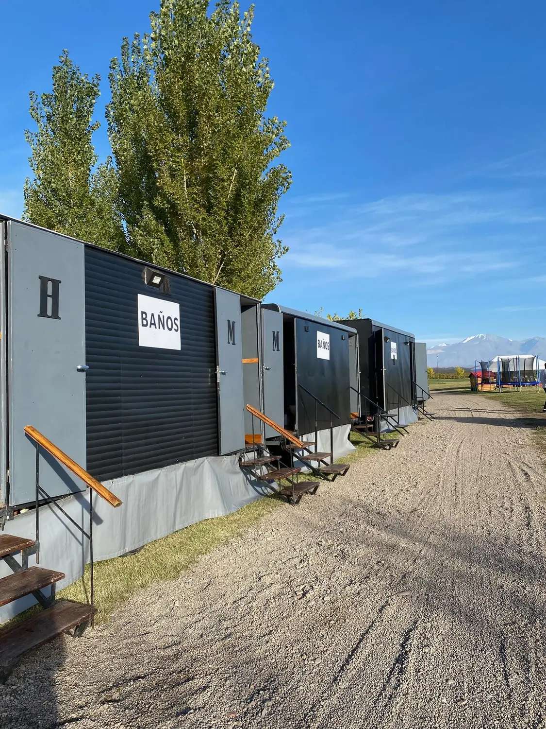 Trailer sanitario VIP AQUALIS en un evento al aire libre