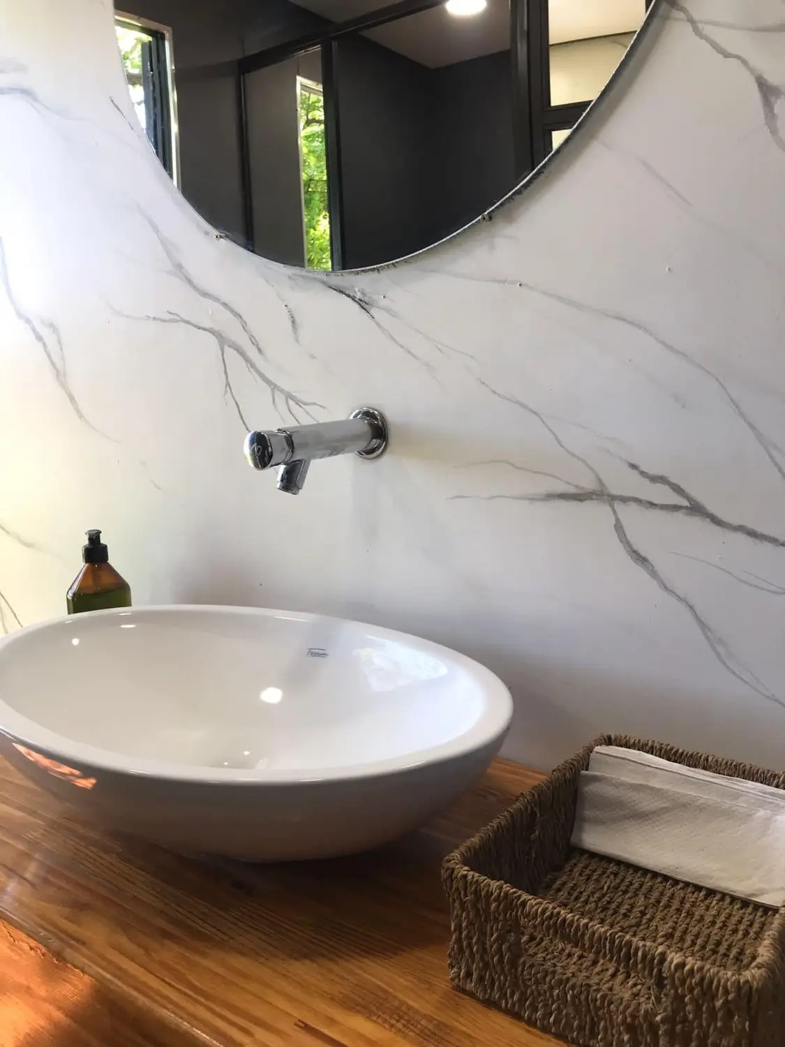 Interior de trailer sanitario VIP AQUALIS con terminaciones premium