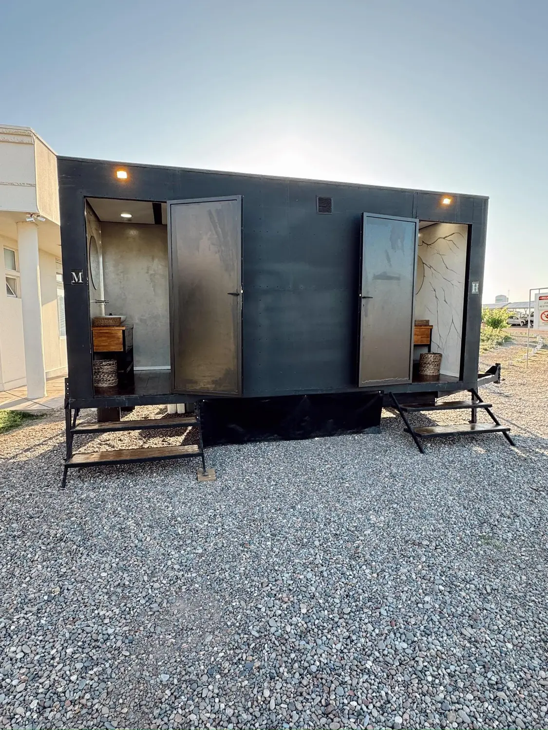 Trailer sanitario VIP AQUALIS en una producción real