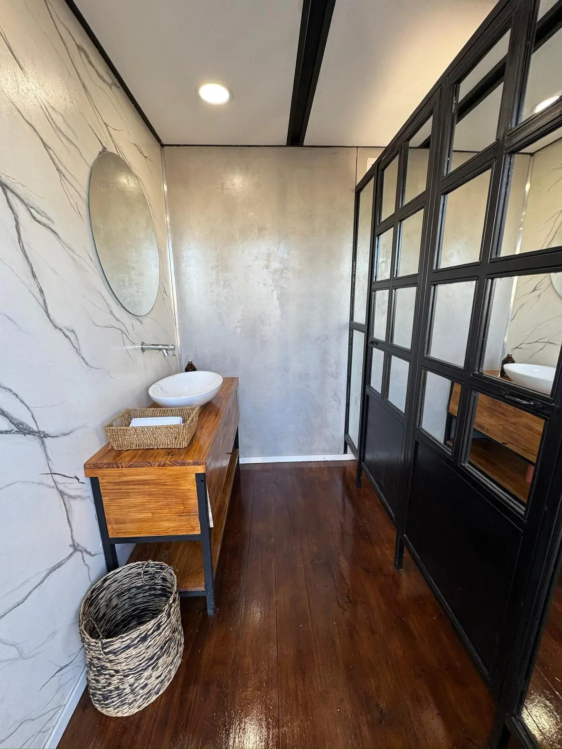 Interior de trailer sanitario VIP AQUALIS con terminaciones premium