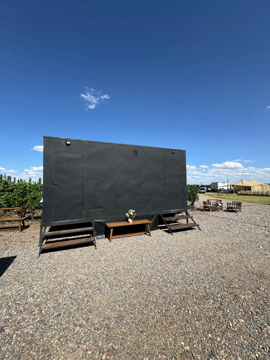 Trailer sanitario VIP AQUALIS con deck de madera