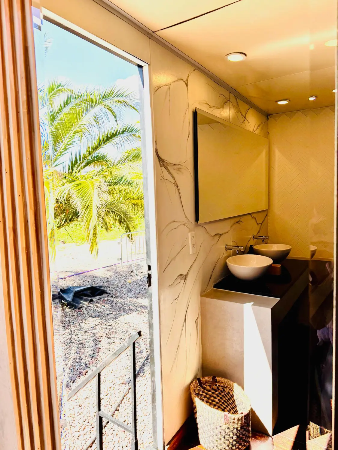 Bacha y espejo dentro de un trailer sanitario VIP AQUALIS