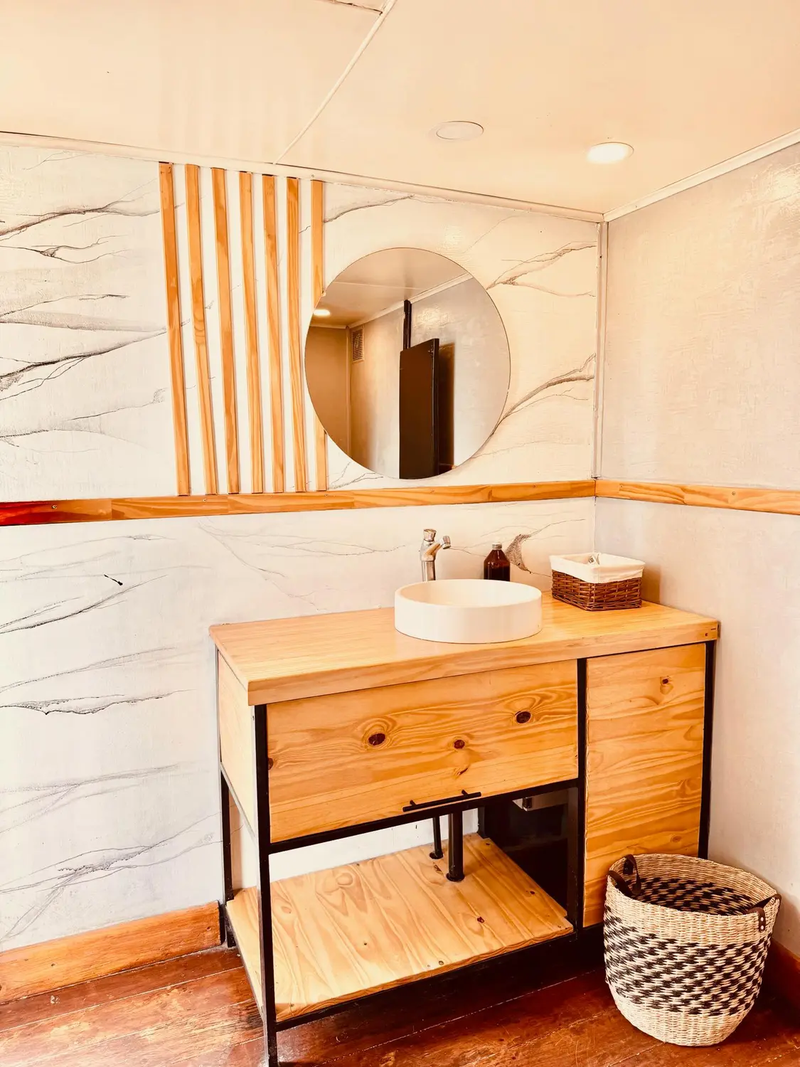 Trailer sanitario VIP AQUALIS en una producción real