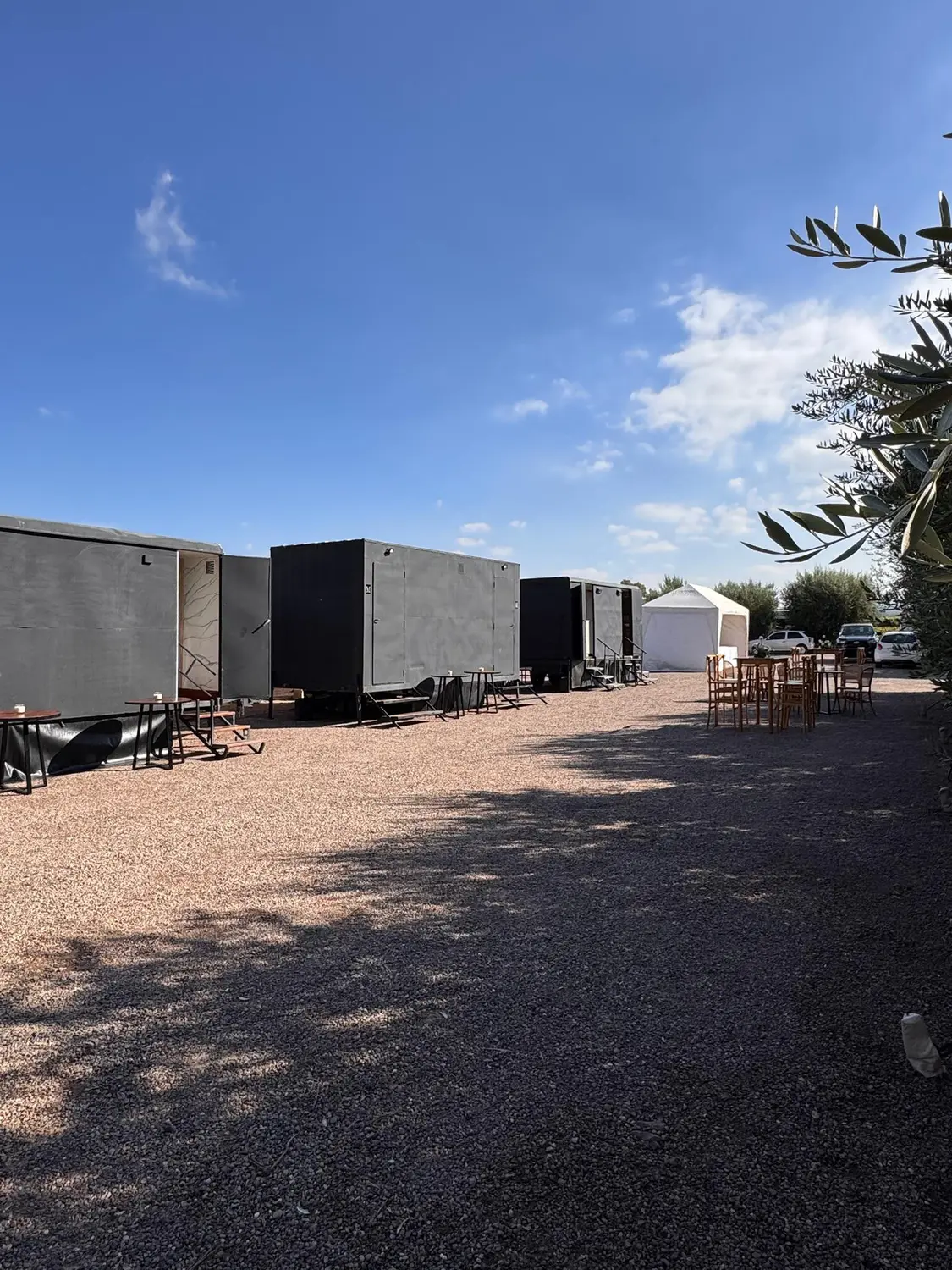 Bacha y espejo dentro de un trailer sanitario VIP AQUALIS