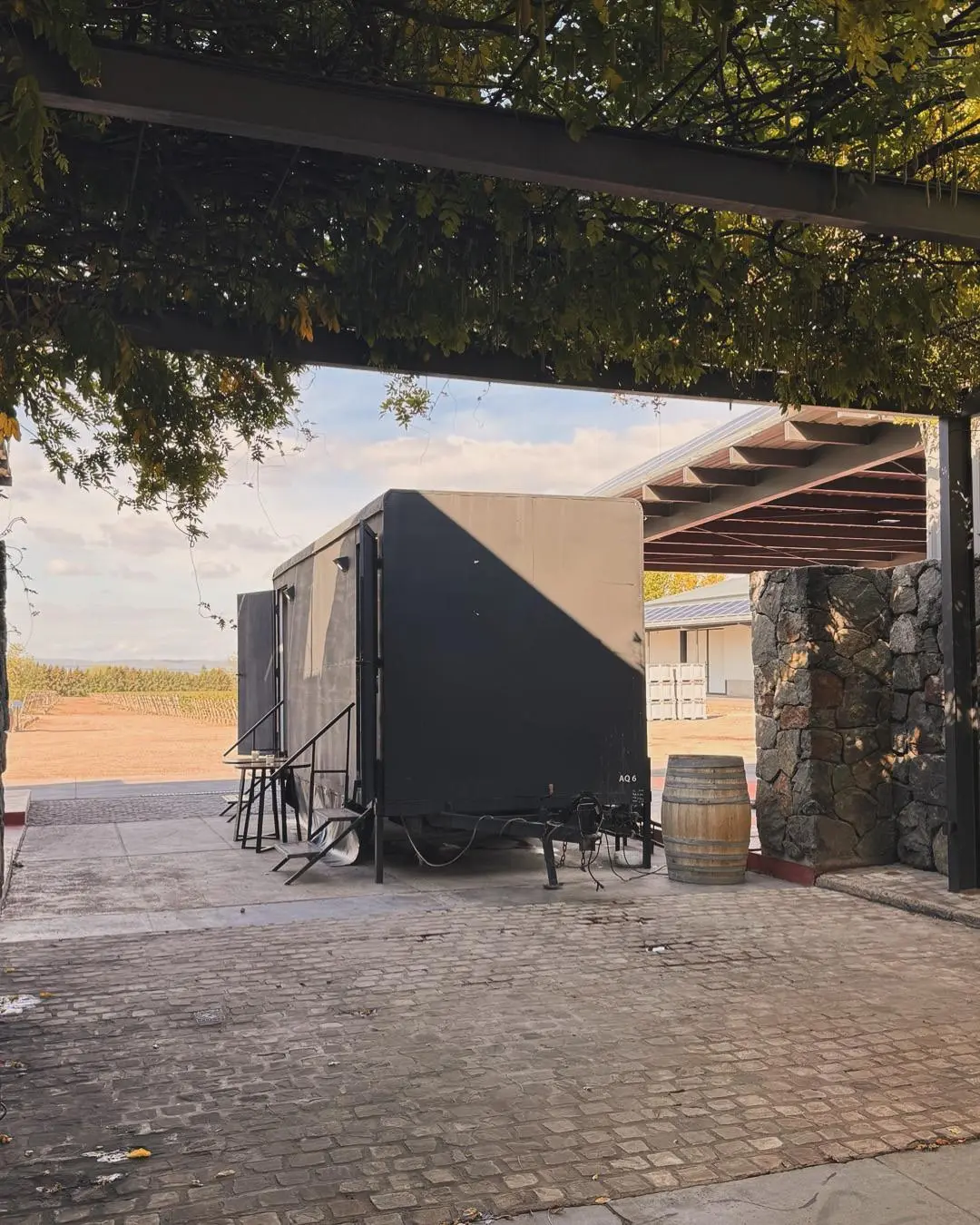 Trailer sanitario VIP AQUALIS en un evento al aire libre