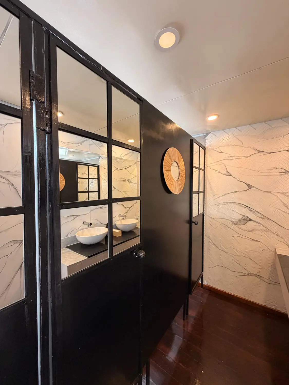 Interior de trailer sanitario VIP AQUALIS con terminaciones premium