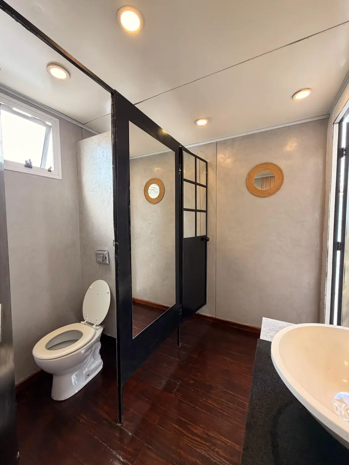 Baño sanitario VIP AQUALIS totalmente equipado