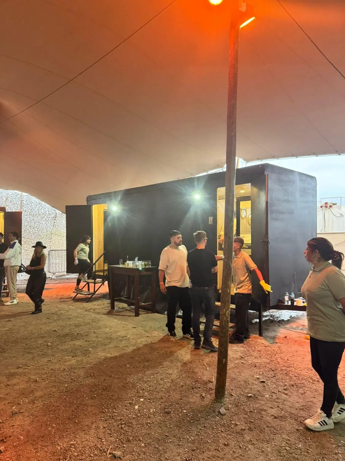 Trailer sanitario VIP AQUALIS con deck de madera