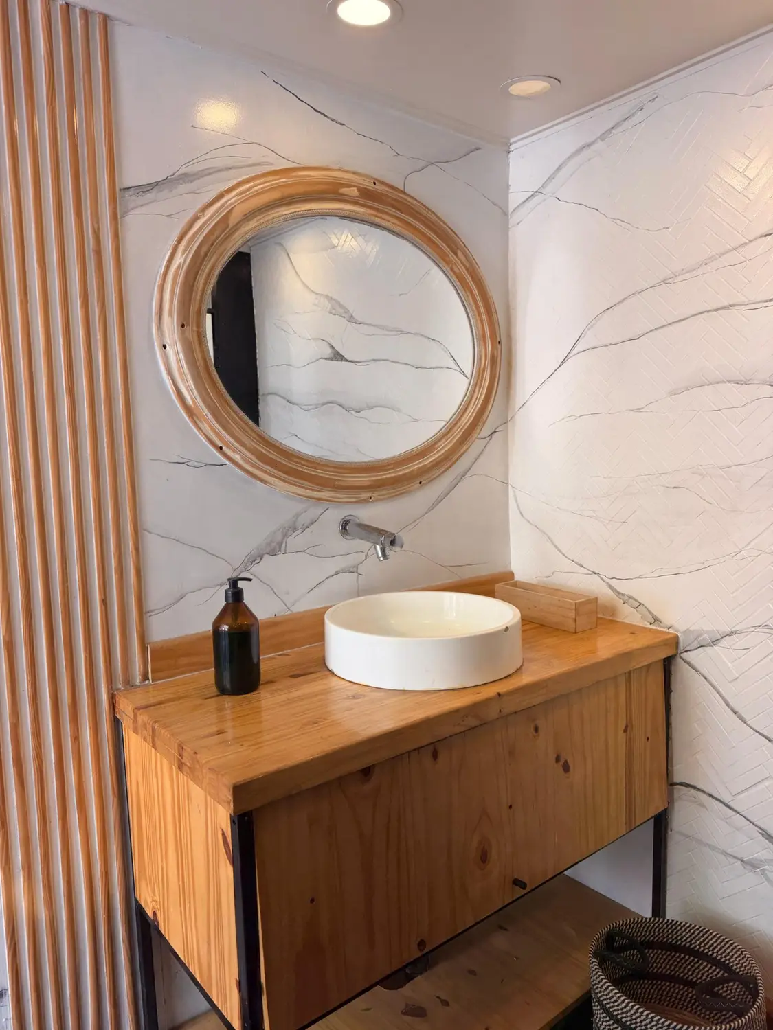 Interior de trailer sanitario VIP AQUALIS con terminaciones premium