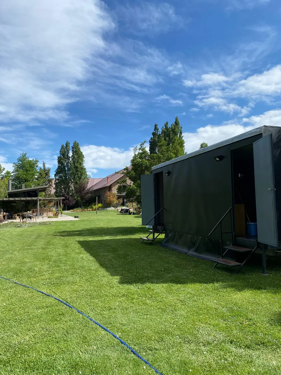 Trailer sanitario VIP AQUALIS con deck de madera
