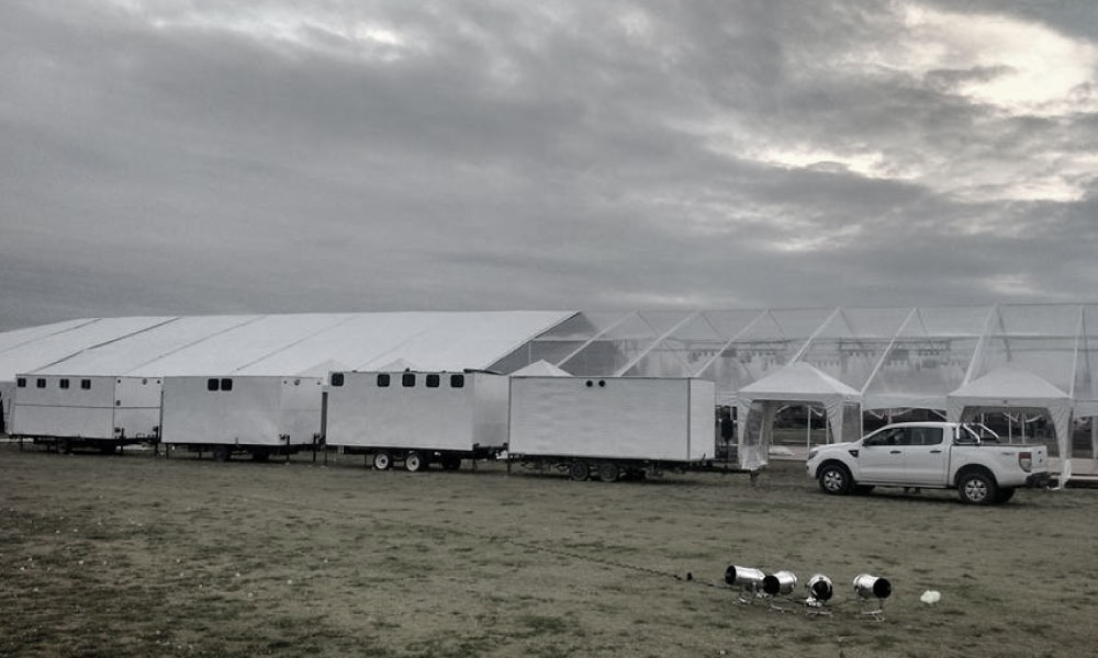 Flota de trailers sanitarios Aqualisvip en evento masivo