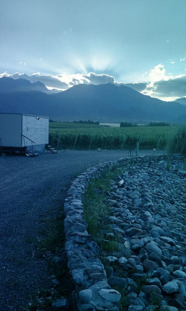 Trailer sanitario Aqualisvip al atardecer con la cordillera de Mendoza de fondo
